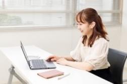 ◆◇◆◇◆◇◆◇◆◇◆◇◆◇◆◇
有名なアイスの製造のお仕事で、事務員を募集されています！


【主なお仕事】
・事務作業（いずれかの経験がある方）
　Excel／PowerPointのスキルがしっかりある方
・製造が忙しくなれば製造のお仕事もしていただきます
・デザートの製造工程でトッピングになるチョコレートやフルーツ、
・フレーバーなどを機械に投入する作業
・機械の洗浄作業等

既存スタッフが丁寧に作業を説明してくれるので
コツコツ、モクモク作業です♪

＜職場環境＞
・20～50代が中心で活躍中！
・男女比は3：7で、女性が多数活躍してます。
・部署間の連携がスムーズで、風通しの良い職場です。
・先輩社員が丁寧に指導しますのでご安心ください。
・選べる残業スタイル！申告制でしたい方は稼げます♩

＜職場の声＞
「仕分けのお仕事なので未経験者でも働きやすい職場です。」
「幅広い年齢層の方が活躍しており、丁寧に指導いただける職場です。」
「週5日勤務で、土日休みでプライベートも充実できます。」


弊社営業担当者の引率で事前の職場見学を行いますので不安なく就労スタートして頂けます！
まずは問い合わせのみでも大歓迎！
お気軽にご連絡ください♪

丁寧に教えていただけます♪
ご興味ありましたらぜひご応募ください♪
